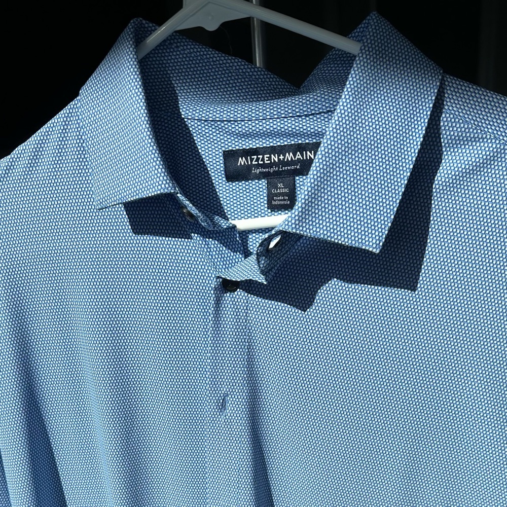 Mizzen and Main Lightweight Leeward XL Classic dress shirt. Blue and White